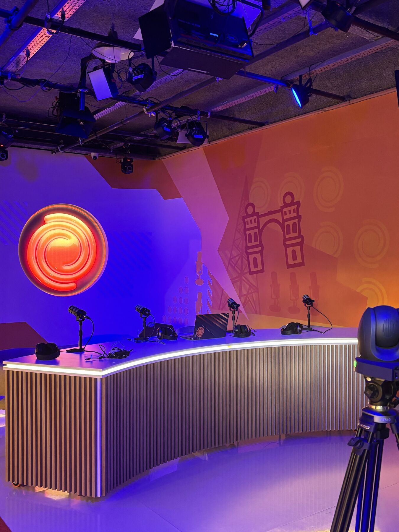 Mural pintado en vivo para Canal 12, Córdoba, por La que te pinte