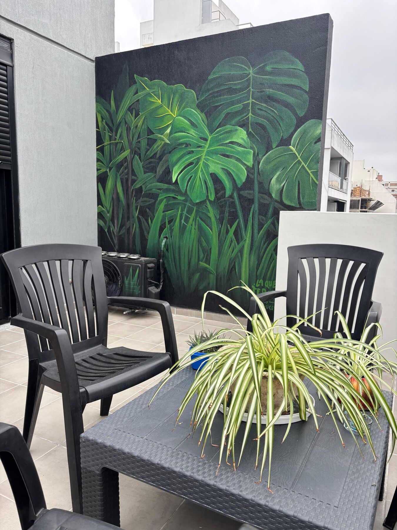 Mural de monstera en una medianera de terraza, Córdoba, por La que te pinte