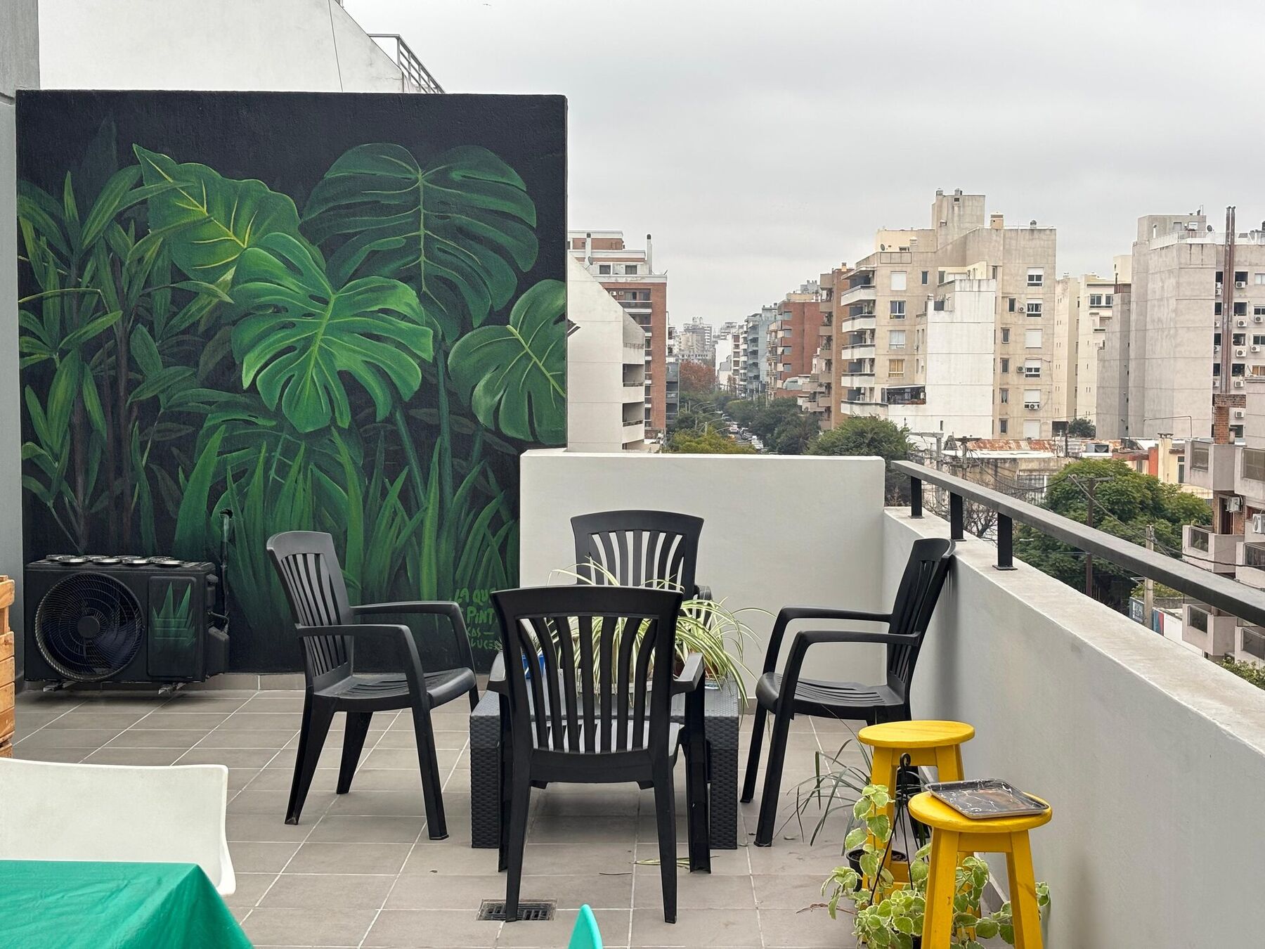 Mural de monstera en una medianera de terraza, Córdoba, por La que te pinte