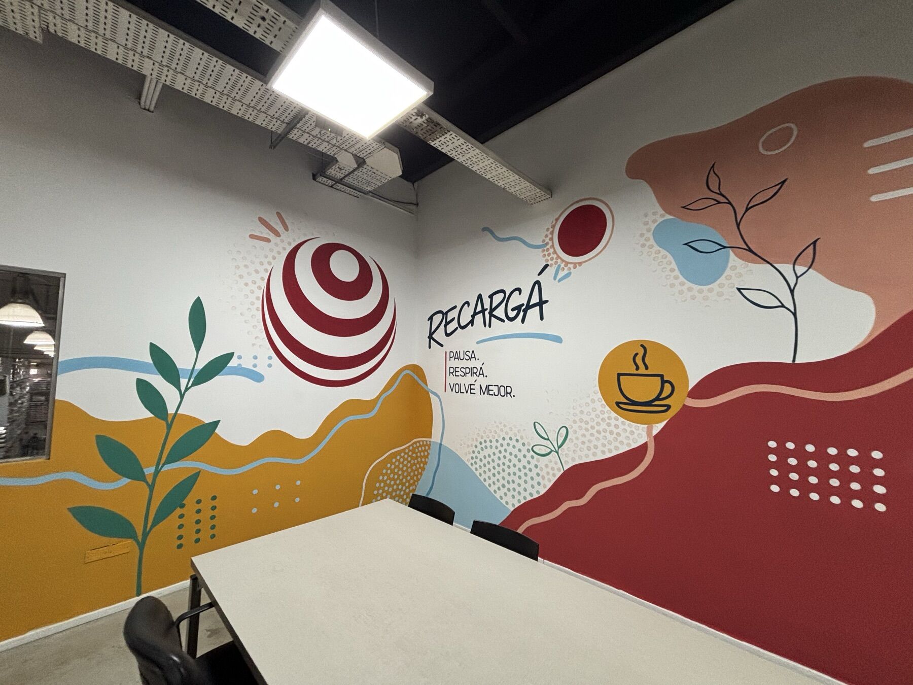Mural de energía y color para comedor de empresa, Córdoba, por La que te pinte
