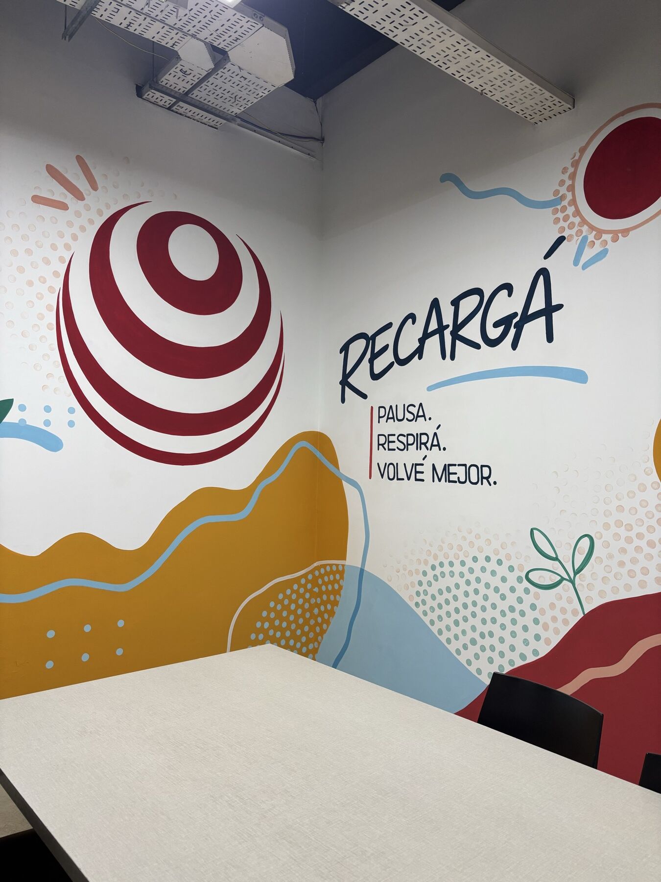 Mural de energía y color para comedor de empresa, Córdoba, por La que te pinte